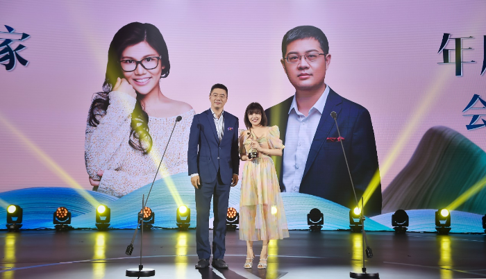阅文集团CEO程武为年度最佳作家叶非夜（右）颁发荣誉。